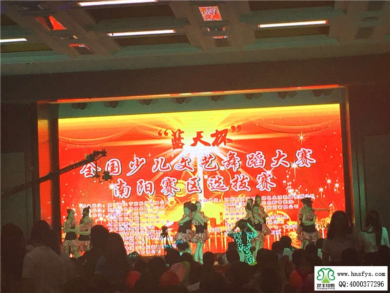 中國網上電視臺全國少兒文藝舞蹈大賽休息中的小選手表演現(xiàn)場