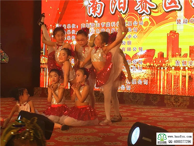 中國網上電視臺全國少兒文藝舞蹈大賽休息中的小選手表演現(xiàn)場