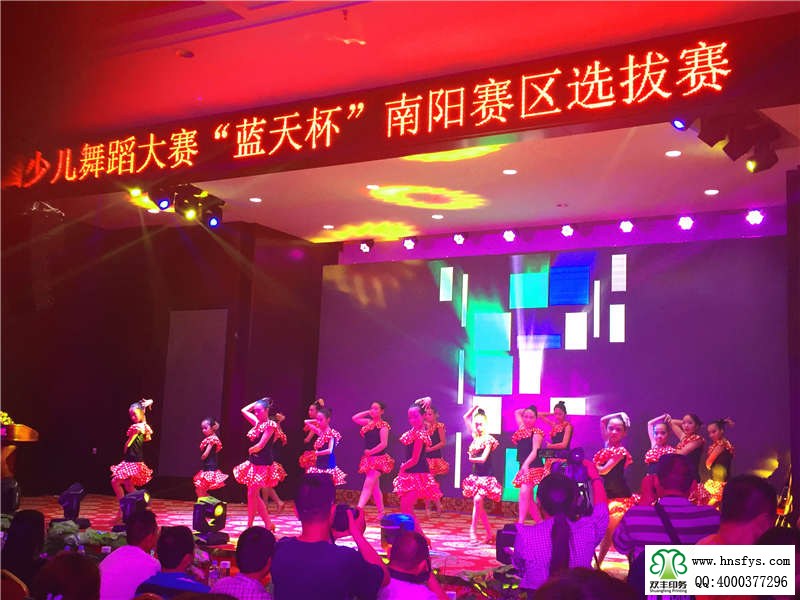 中國網上電視臺全國少兒文藝舞蹈大賽休息中的小選手表演現(xiàn)場