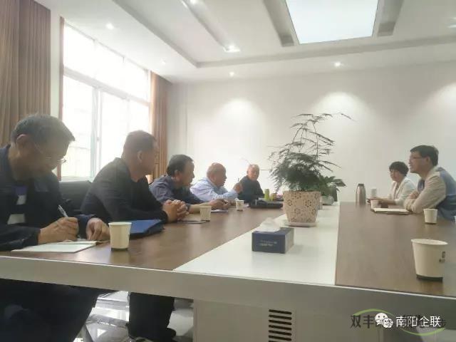 評審委員會有關(guān)專家認真聽取南陽市雙豐印務(wù)有限公司總經(jīng)理陳世杰及財務(wù)總監(jiān)的詳細報告