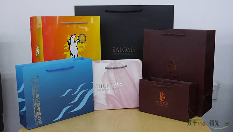 	手提袋印刷作為企業(yè)宣傳，品牌擴(kuò)大影響力的一個重要媒介，每個企業(yè)的營銷部都非常熟悉，一年要都要制作很多批次，每次活動，促銷都要制作，在南陽，哪家手提袋印刷專業(yè)呢？